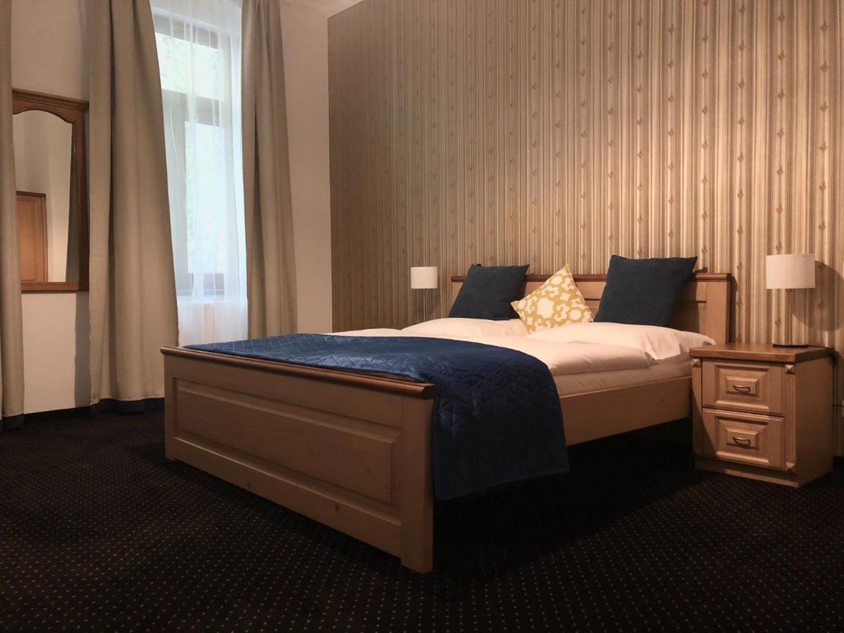 Pension Drei Rosen Karlsbad Buitenkant foto