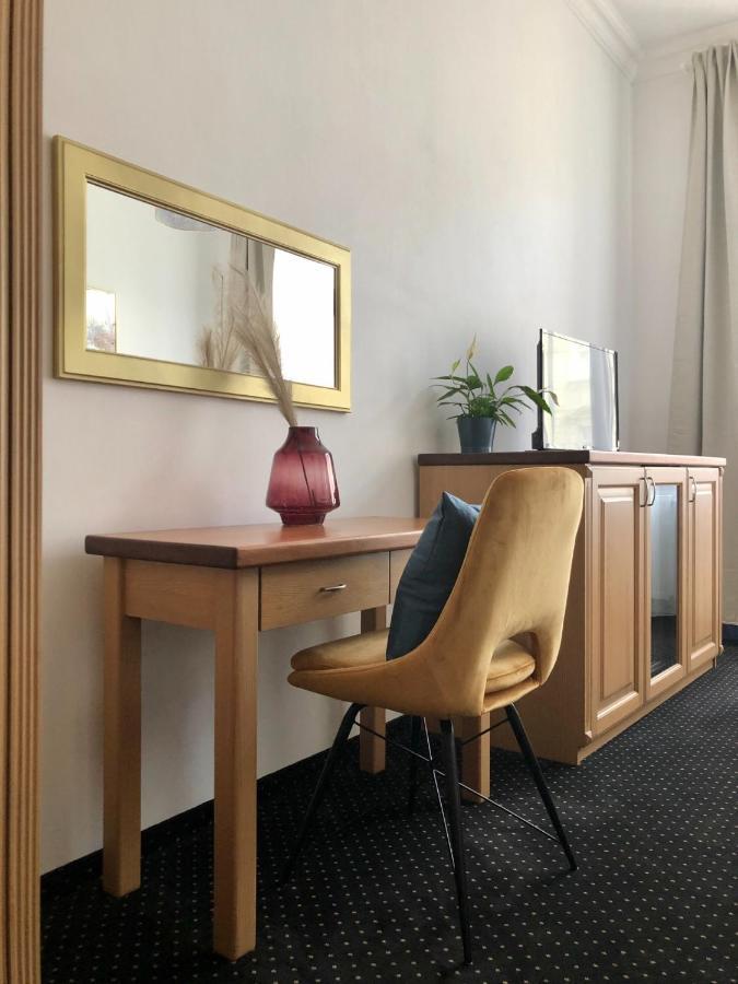 Pension Drei Rosen Karlsbad Buitenkant foto